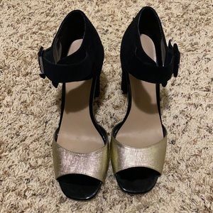 Woman’s sandals black/gold.